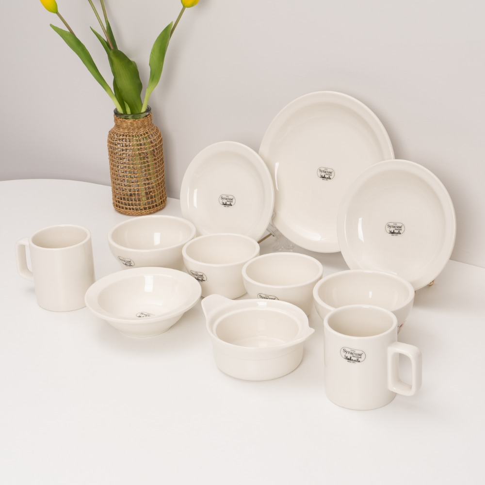 시라쿠스뉴욕 2인식기세트 이미지 - 독특한 디자인과 우아함이 돋보이는 그릇들이 테이블을 더욱 아름답게 만들어주는 모습