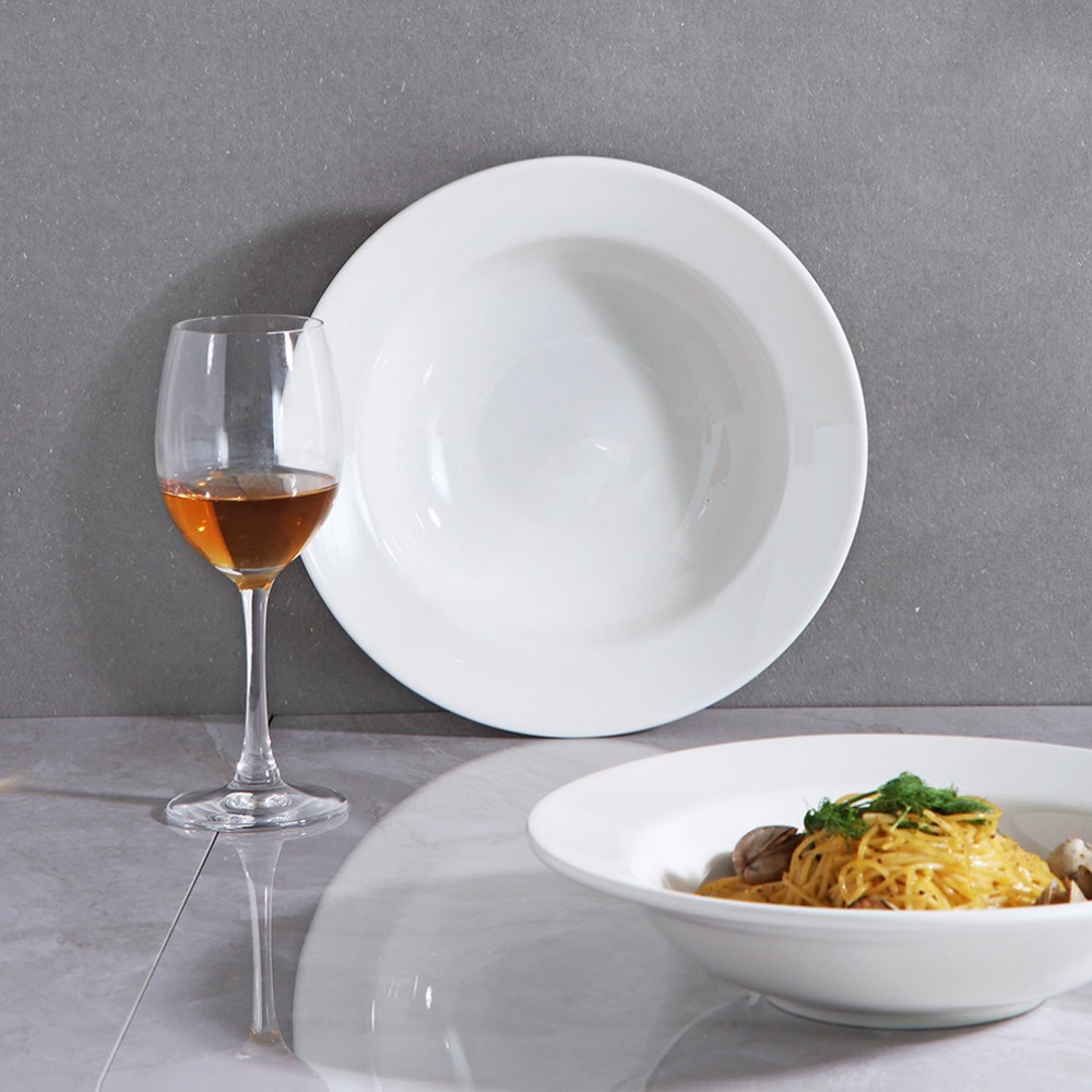 고급 디자인의 시라쿠스뉴욕 파스타 접시가 세팅된 아름다운 식탁 모습